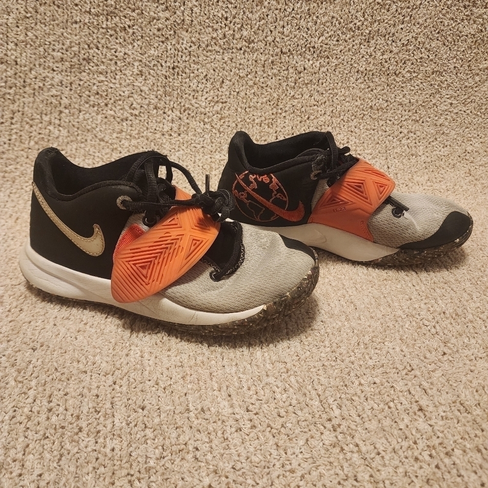 NIKE Kyrie Flytrap III basketball Shoes Size 1.5y